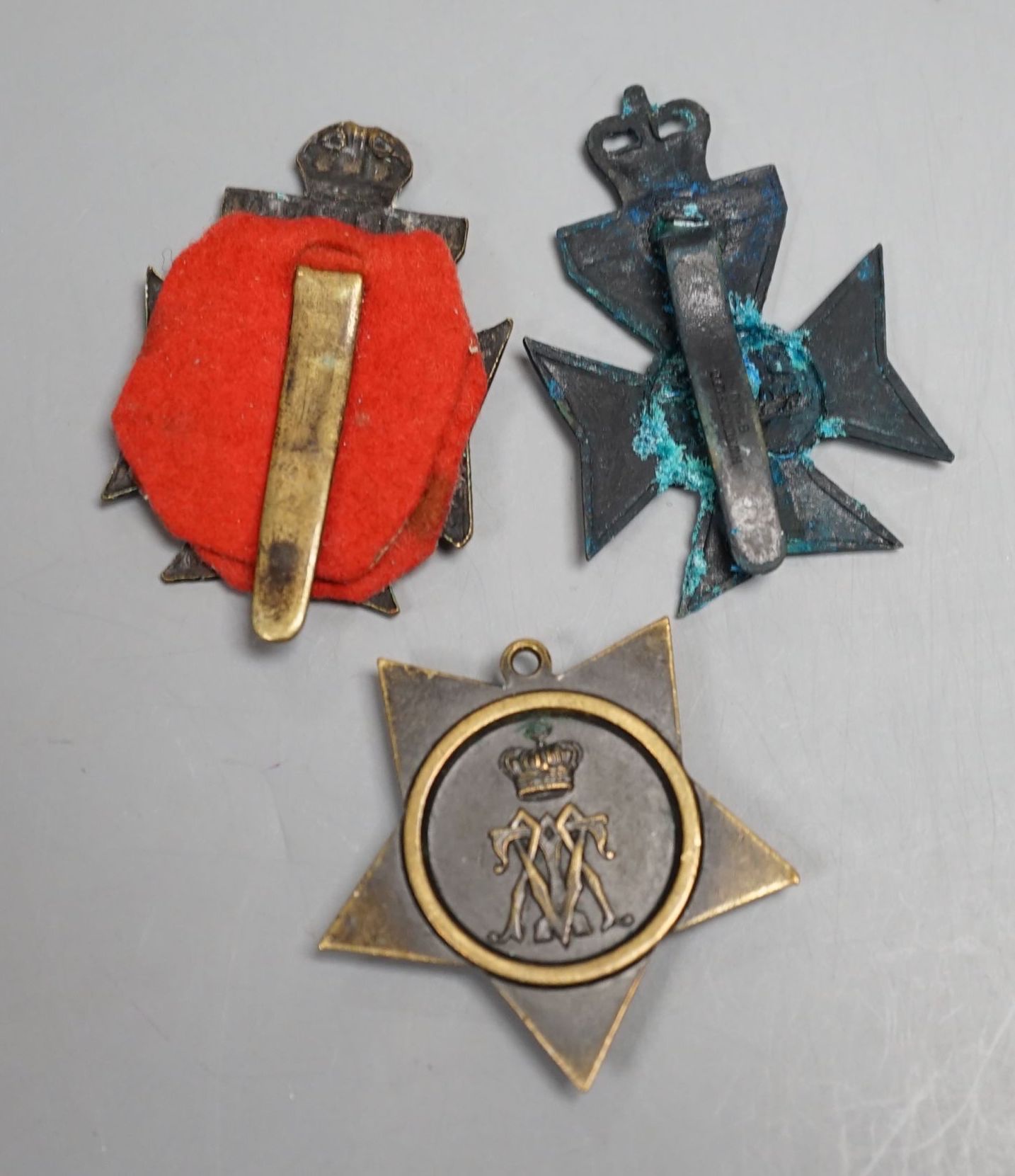 A Khedive's Star, Egypt 1882 and two cap badges.